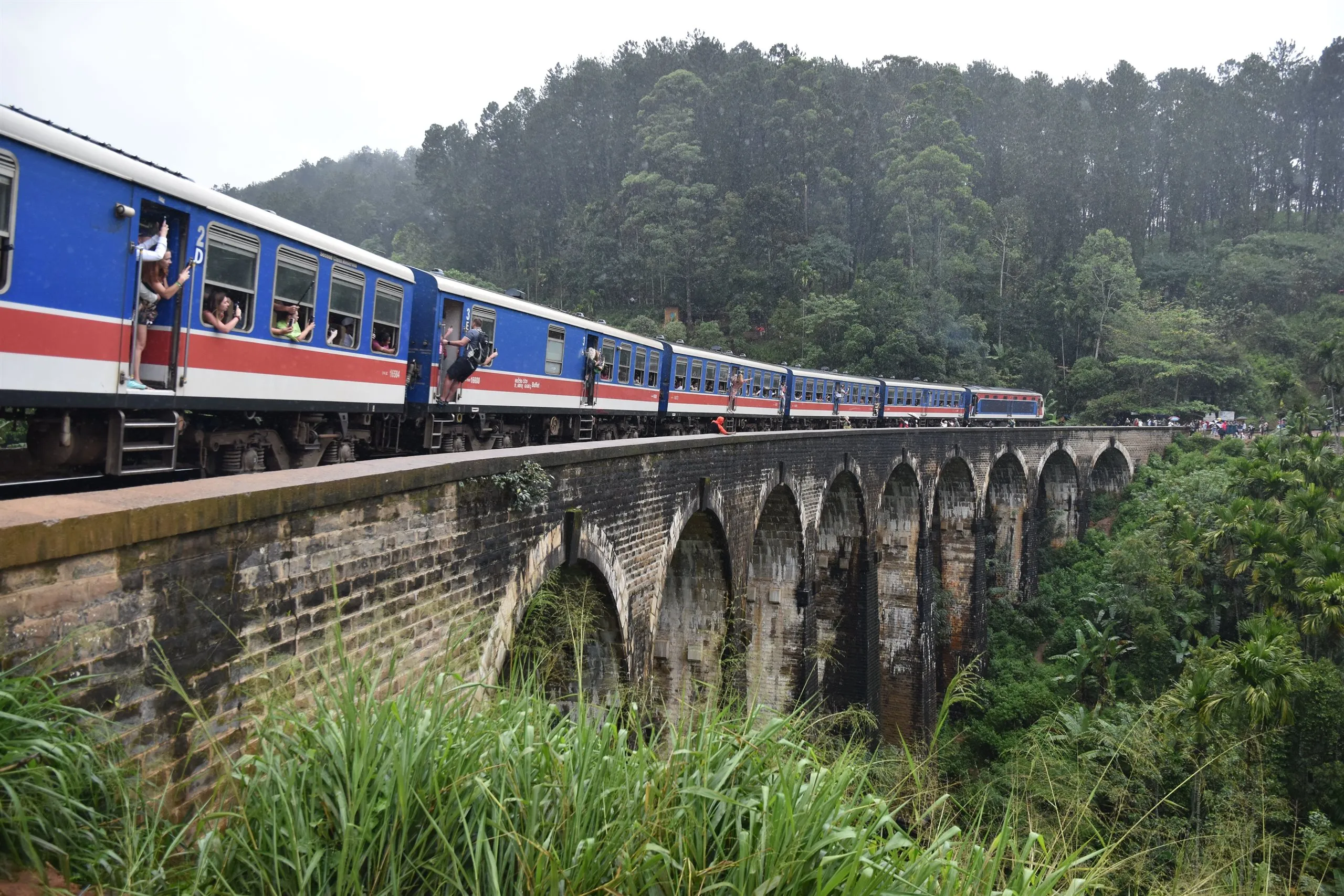A train crossing the Nine Arch Bridge near Ella